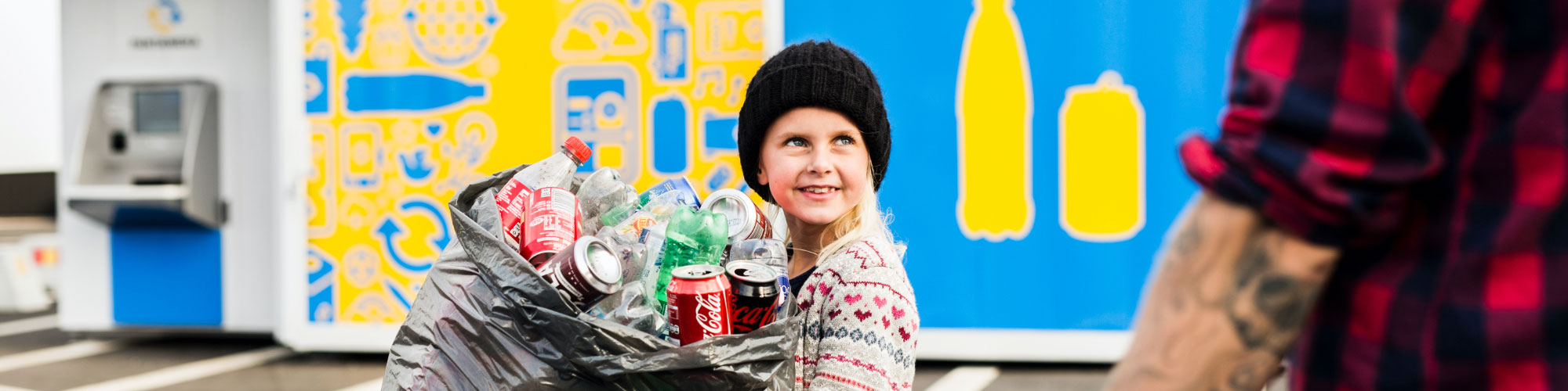 Flicka med säck full av pantförpackningar framför en Pantamera Express