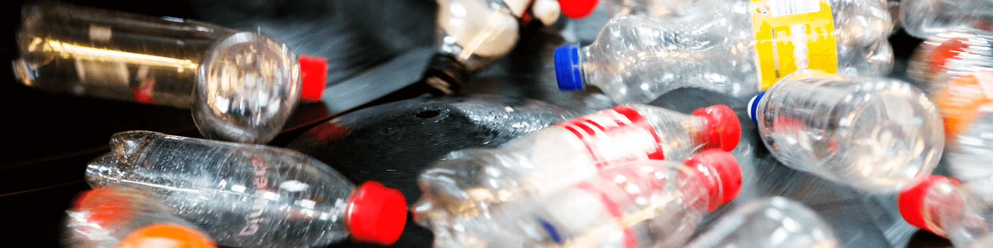 Flaskor som passerar i en pantmaskin i Returpacks anläggning