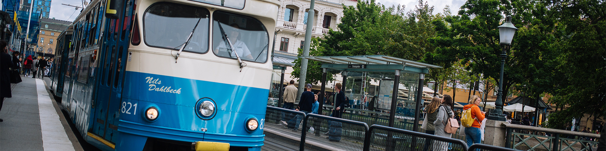 Blå spårvagn som rullar i Göteborg