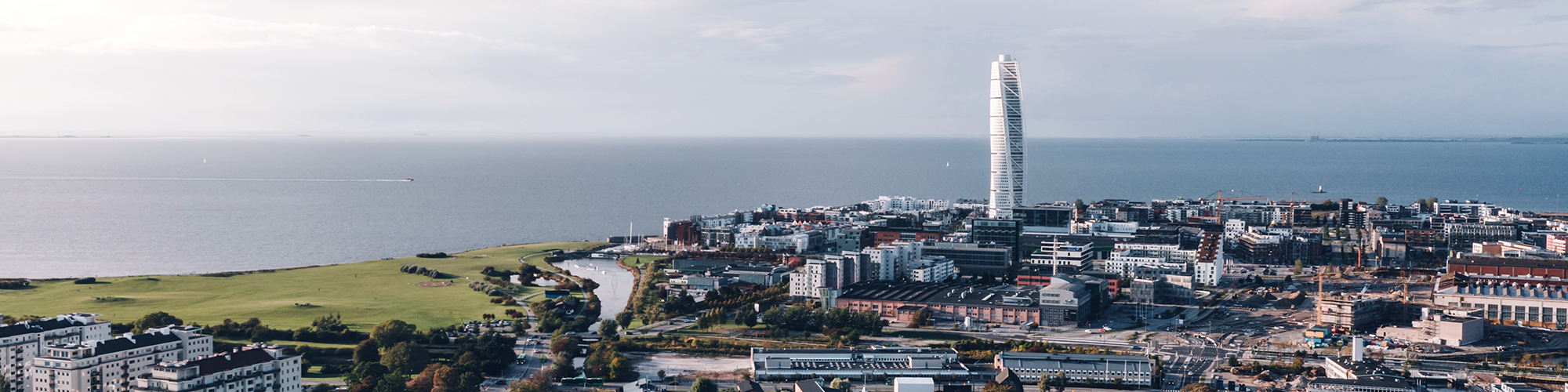 Flygbild över Malmö med Turning Torso i bakgrunden