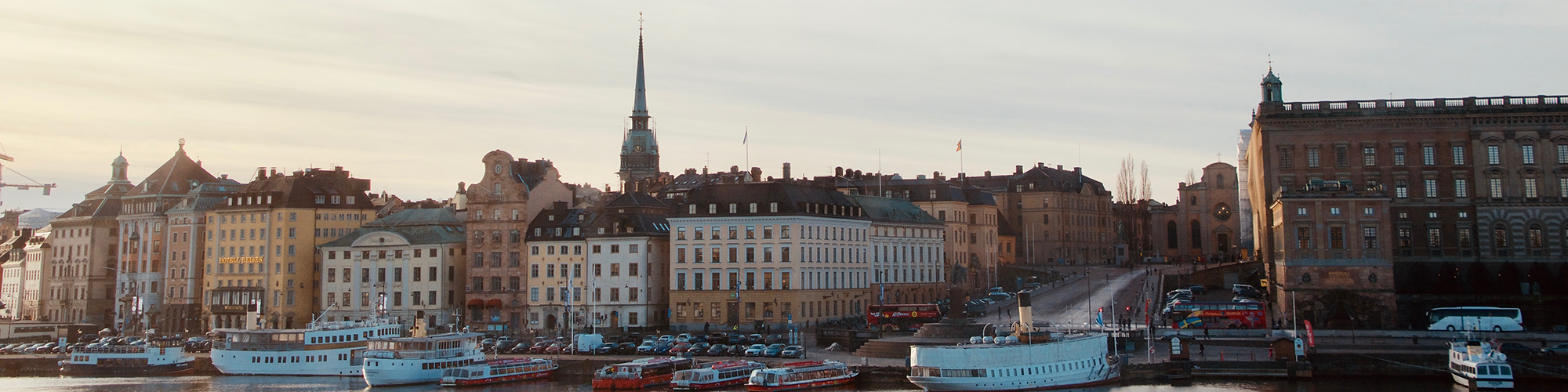 Vy över Skeppsbron och Gamla stan i Stockholm
