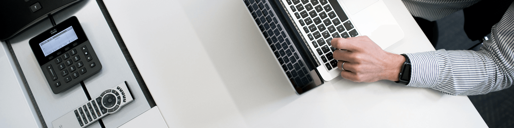 Dator och konferensutrustning i konferensrum sett uppifrån