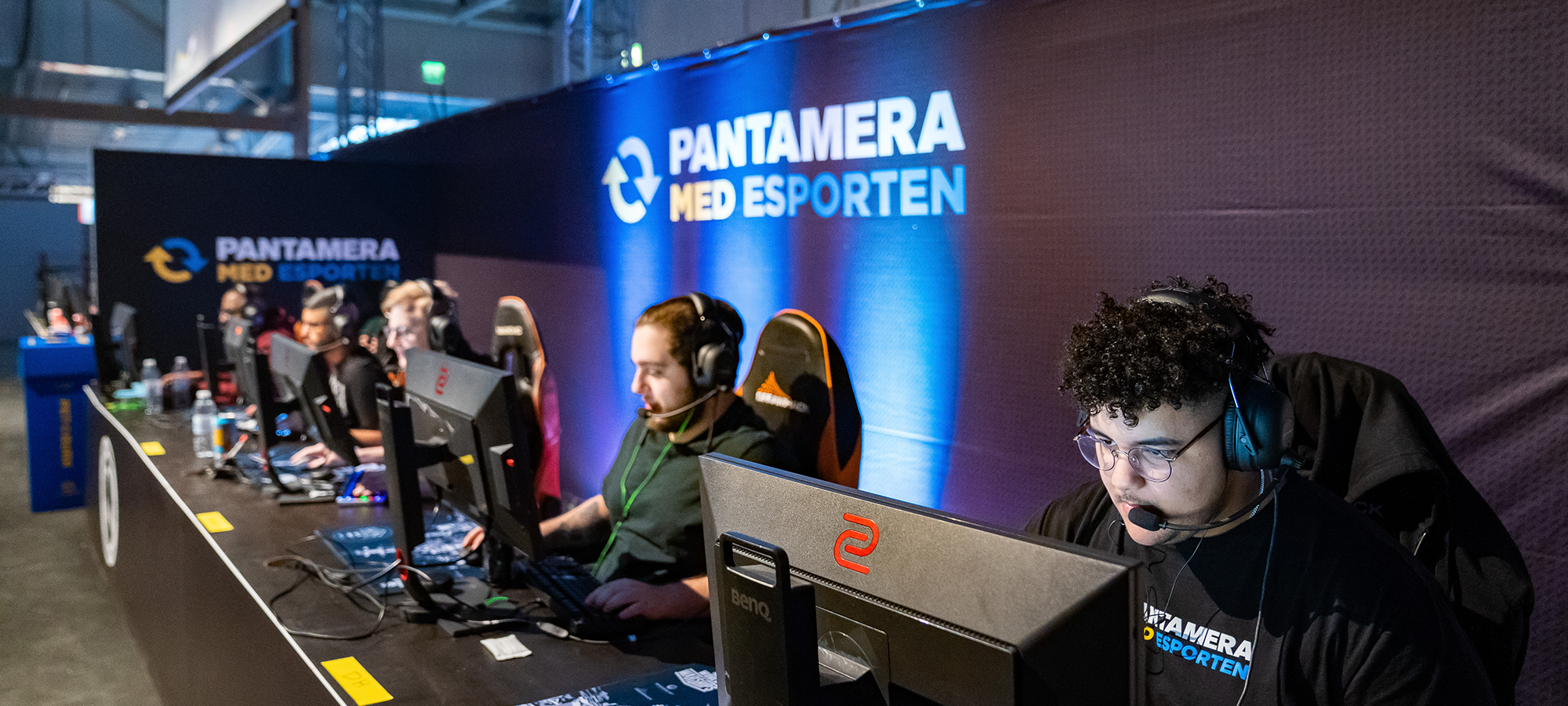 Unga gamers spelar på datorer