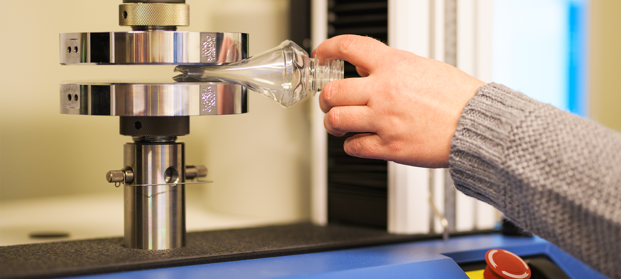 Tjockleken på en PET-flaska testas 