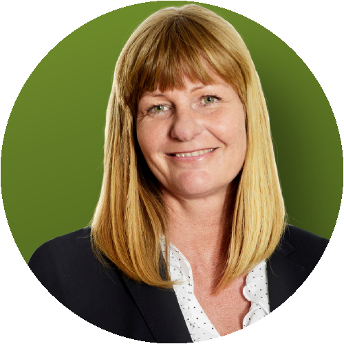 Kvinna i mörk kavaj